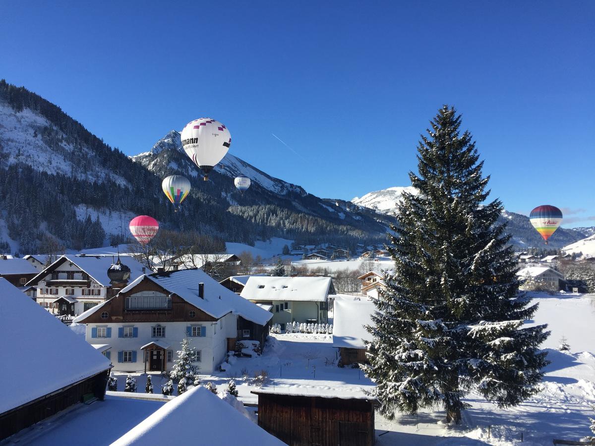 Hotel Goldenes Kreuz Tannheim Bagian luar foto